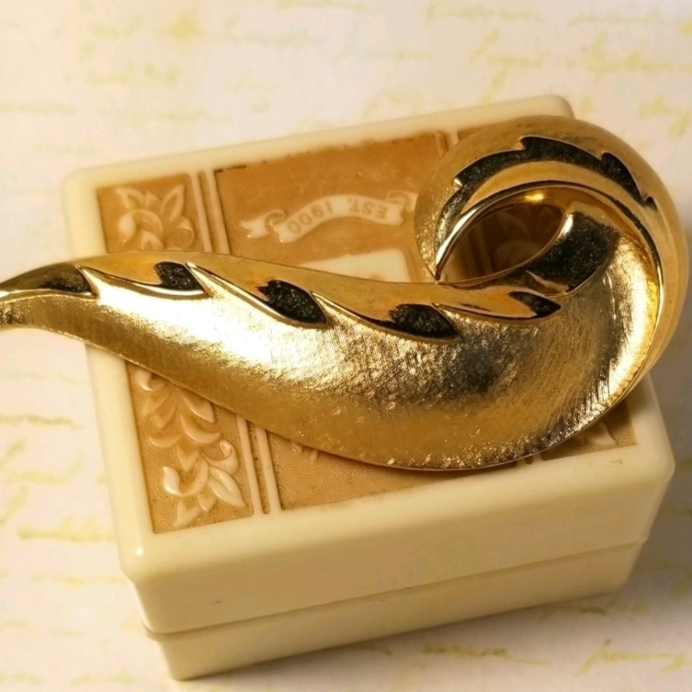 CROWN Trifari LARGE Vintage Brooch